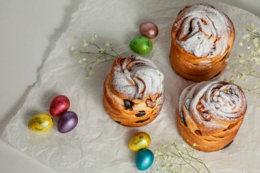 Paskalya pastaları ve geleneksel rengarenk yumurtalar bayram masasında.