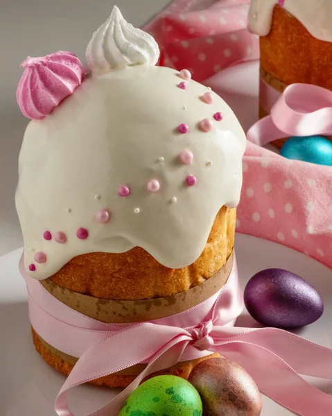 Paskalya Pastaları Geleneksel Renkli Yumurtalar Şenlik Masasında Koyu Arkaplanda — Stok fotoğraf