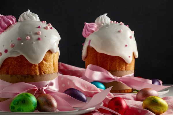 Paskalya Pastaları Geleneksel Renkli Yumurtalar Şenlik Masasında Koyu Arkaplanda — Stok fotoğraf