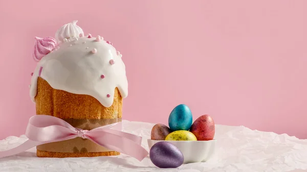 Paskalya Pastaları Geleneksel Renkli Yumurtalar Şenlik Masasında Pembe Arka Planda — Stok fotoğraf