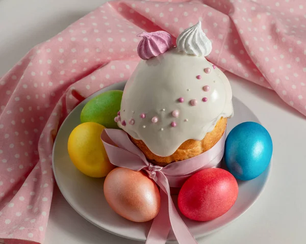Paskalya Pastası Geleneksel Çok Renkli Yumurta Tatil Masasında Pembe Bez — Stok fotoğraf