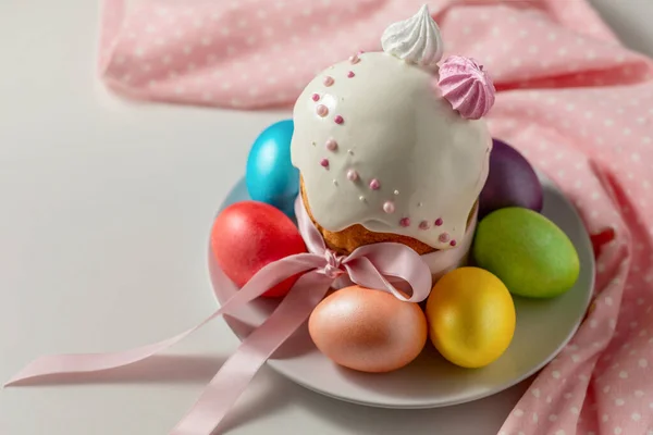 Paskalya Pastası Geleneksel Çok Renkli Yumurta Tatil Masasında Pembe Bez — Stok fotoğraf