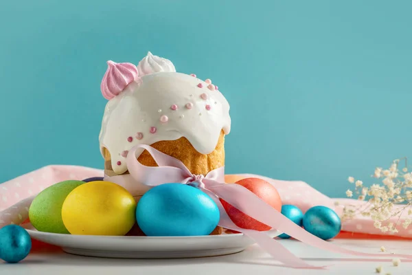 Paskalya Pastaları Geleneksel Renkli Yumurtalar Şenlik Masasında Mavi Arka Planda — Stok fotoğraf