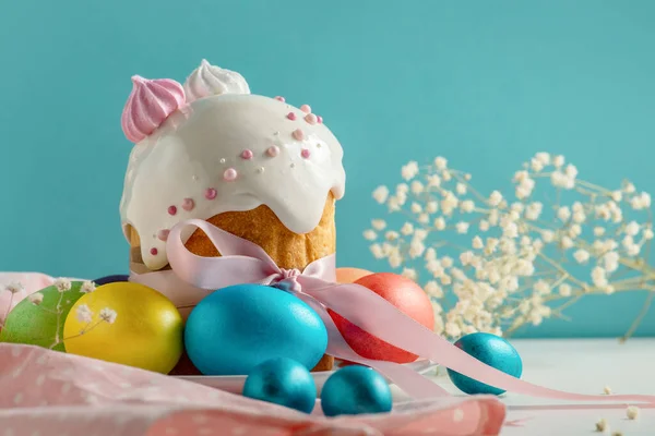 Paskalya Pastaları Geleneksel Renkli Yumurtalar Şenlik Masasında Mavi Arka Planda — Stok fotoğraf
