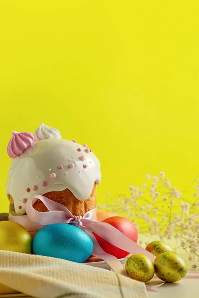 Paskalya Pastaları Geleneksel Renkli Yumurtalar Şenlik Masasında Sarı Arka Planda — Stok fotoğraf