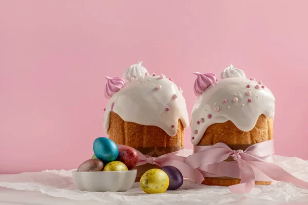 复活节蛋糕 节日桌上的传统彩蛋 粉色背景的彩蛋 图库图片