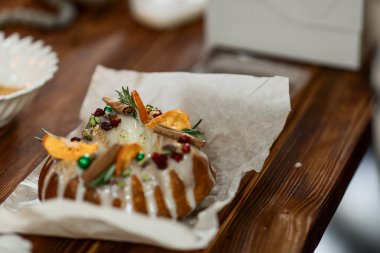 the process of decorating a Christmas cake with your own hands, the concept of New Year holidays