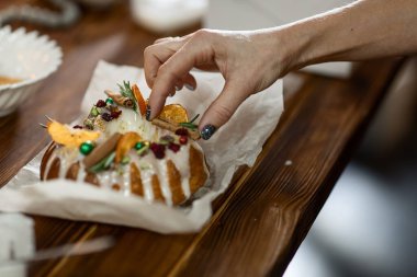 the process of decorating a Christmas cake with your own hands, the concept of New Year holidays