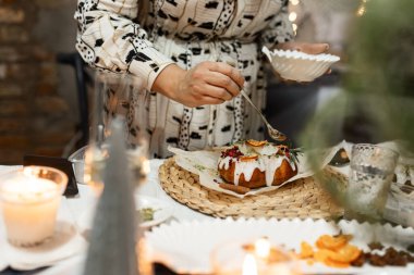 the process of decorating a Christmas cake with your own hands, the concept of New Year holidays