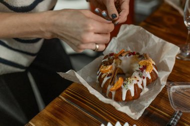 the process of decorating a Christmas cake with your own hands, the concept of New Year holidays