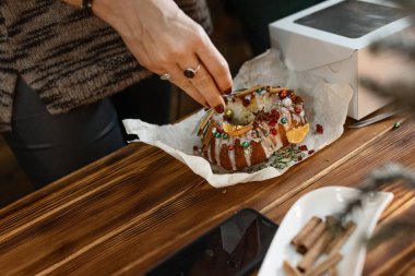 the process of decorating a Christmas cake with your own hands, the concept of New Year holidays