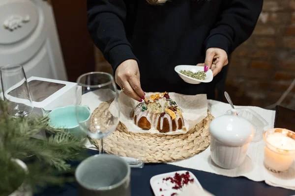 the process of decorating a Christmas cake with your own hands, the concept of New Year holidays