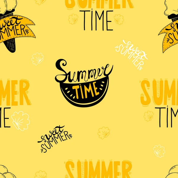 Sömlöst sommarmönster. Dekorativ vattenmelonskiva och glass med bokstäver Sommar och söt tid på gul bakgrund med snäckskal. Vektorillustration. För design och inredning, tapeter — Stock vektor