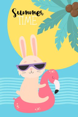 Yaz zamanı. Flamingo su geçirmez lastik halkalı güneş gözlüklü sevimli tavşan. Vektör çizimi. Tasarım, baskı, kartpostallar, broşürler, kartpostallar için Summer karakterli Hare plaj turisti