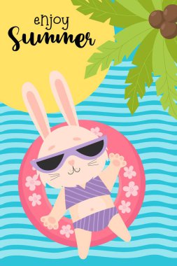 Tropik kartpostallar yazın tadını çıkarın. Güneş gözlüklü sevimli tavşan palmiye ağaçlarının altında su geçirmez lastik halka üzerinde yüzüyor. Vektör çizimi. Mayolu turist yaz tavşanı tasarım, baskı, kartpostal