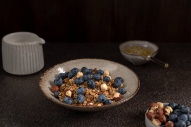 Kahvaltıda fındık, bal ve yaban mersinli granola.