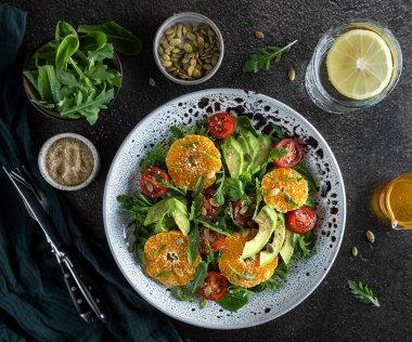 Avokado, portakal ve kiraz salatası.