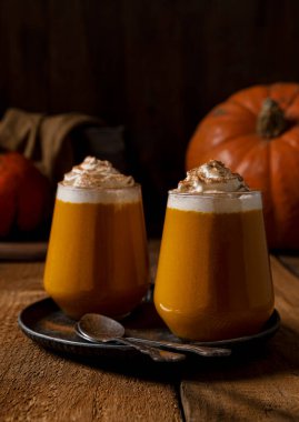 Kremalı balkabağı pudingi.