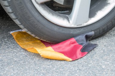 Alman Futbol bayrağı altında lastik lastik izleri ile