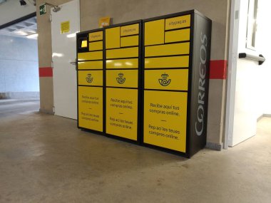 Alcoy, Alicante, İspanya. 18 Kasım 2021 - UPV kampüs otoparkındaki Correos citypaq cihazı posta ofisi kapalıyken teslim almak için kullanıldı. İllüstrasyon Editörü