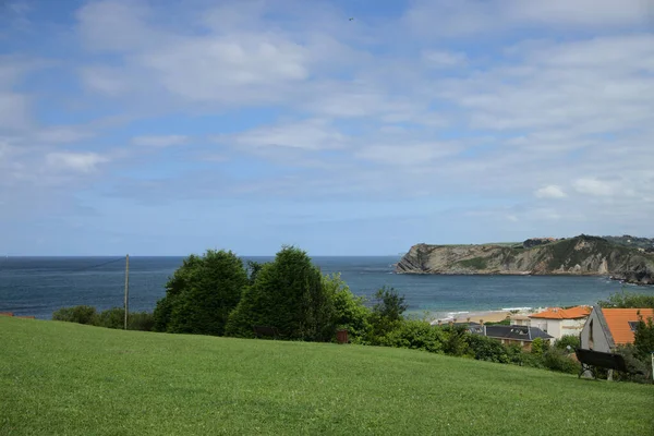 Comillas sahilleri, Cantabria, İspanya, bir yaz öğleden sonra, güneşli bir günde, mavi gökyüzü. Punta del Miradoriu