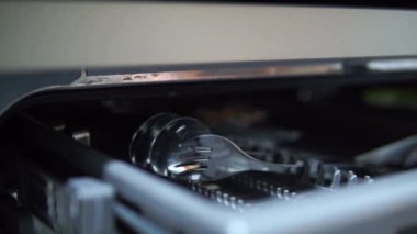 Kesici tepsiden güç düğmesine ve bulaşık makinesinin enerji sınıflandırma logosuna video yakın odak geçişi. Tasarruf enerjisi, fiyat artışı..