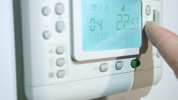 Panel termostatu topného systému. Ruka člověka sníží teplotu na bezpečný plyn. Koncepce zvýšení nákladů na energii — Stock video