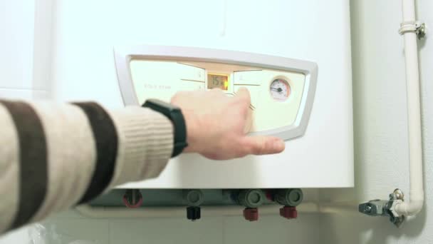 난방 시스템 보일러의 패널. 손을 사용하는 사람은 온도를 낮추어 안전 한 가스 를 사용 한다. 에너지 비용 의상 승 — 비디오