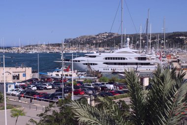 Denia, Alicante, İspanya. Mayıs 2021 - Yükseltilmiş bakış açısından limanın manzarası. Akdeniz 'de zenginlik