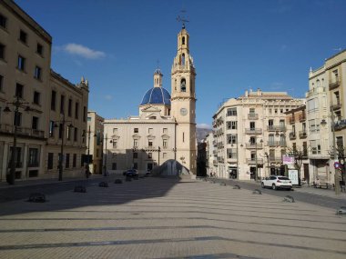 26 Ocak 2022 Alcoy, Alicante, İspanya. Geniş açılı şehir manzarası. Espana Meydanı. İspanya 'nın ana meydanı. Aziz Mary Kilisesi, Belediye Binası ve diğer birçok modernist bina.