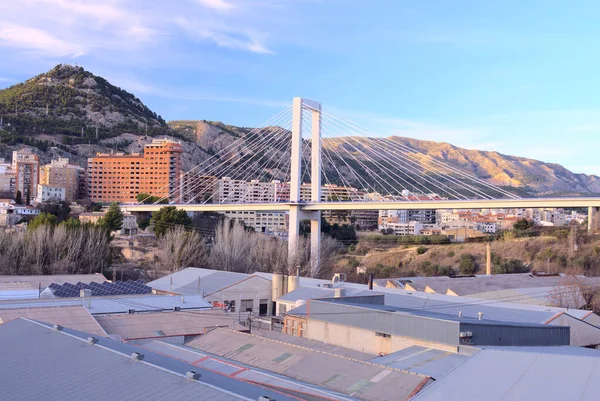 2 Şubat 2022 - Alcoy, Alicante, İspanya. Geniş açılı şehir manzarası. Fernando Reig endüstriyel parktaki birçok sanayi biriminin çatısına köprü kurdu..