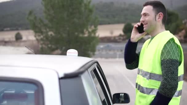 Glücklicher Mann ruft Kfz-Versicherung Hilfe-Center. Notleuchtfeuer V16 auf dem Dach des beschädigten Fahrzeugs. Helfen Sie blitzen, obligatorisch, Dreiecke in Europa zu ersetzen. DGT Spanien — Stockvideo