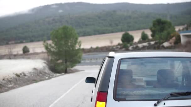 Аварийный маяк V16 на крыше поврежденного автомобиля. Помощь вспышки, обязательной для замены треугольников в Европе. DGT Испания — стоковое видео