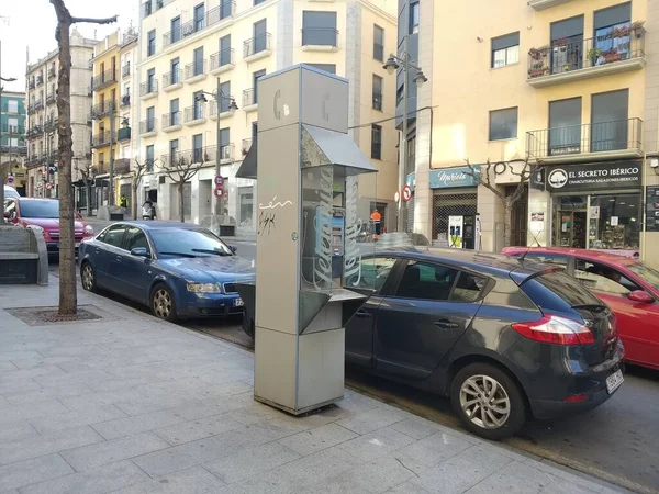 Bota telefónica no centro da cidade. As cabines telefónicas estão actualmente a ser retiradas de todas as cidades e vilas de Espanha. — Fotografia de Stock