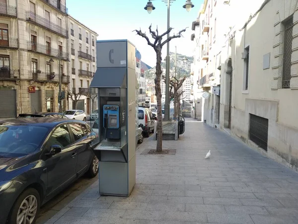 市内中心部で電話ブート。電話ボックスは現在スペインのすべての都市や町から引退しています. — ストック写真