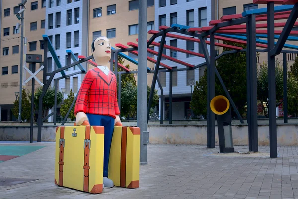 Şehir merkezinde gezgin renkli heykel heykeli. Turistik eğlence simgesi. 