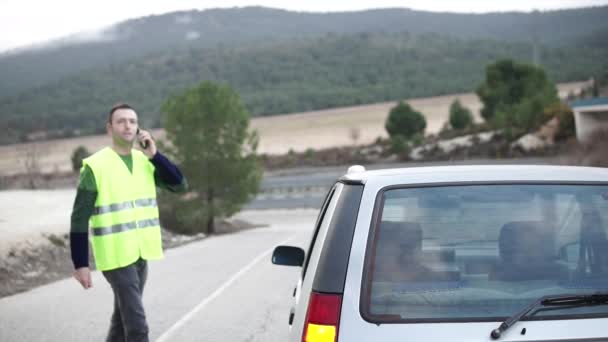 Luz de emergencia V16 faro en el techo del vehículo dañado. Ayuda flash, obligatorio para reemplazar los triángulos en Europa. DGT España — Vídeo de stock