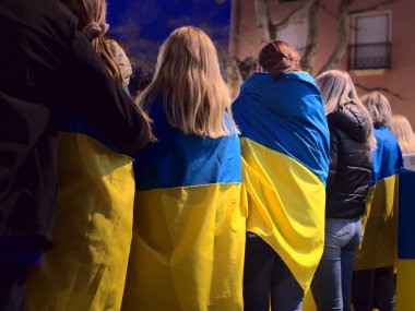 Ukrayna 'da barış protestosu. Şehirde sokakta Ukrayna bayrağı taşıyan tanınmamış kurbanlar