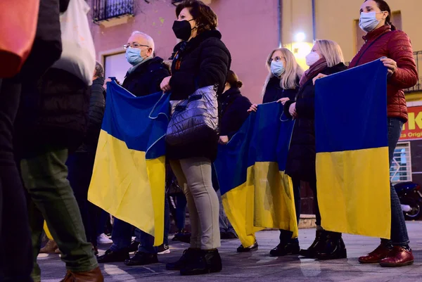 4 Mart 2022. Ibi, Alicante, İspanya - Ukrayna 'da barış protestosu, Rusya' nın savaşına karşı. Şehirde Ukrayna bayrağıyla yürüyen bir sürü insan var.