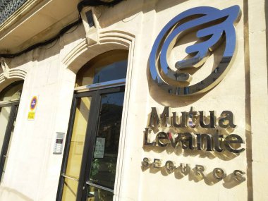 Geniş açı. Espana Meydanı. Spains Meydanı. Mutua Levante seguros cephesi, modernist yapı