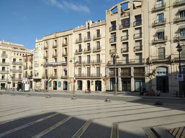 Ευρεία γωνία βολής. Plaza de Espana. Στην κεντρική πλατεία Σπόουνς. Mutua Levante seguros πρόσοψη, και teatre calderon θέατρο, μοντερνιστικό κτίριο — Φωτογραφία Αρχείου