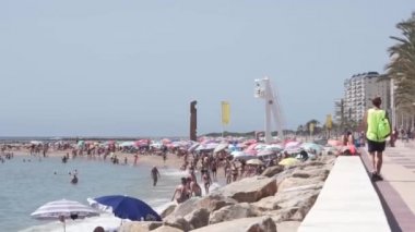  Haziran 2022 - El Campello, Alicante, İspanya. Sahilde sarı bayrak, insanlara dikkatli yüzebildiklerini göstermek için. Yüksek kaliteli FullHD görüntüler