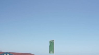 Haziran 2022 - El Campello, Alicante, İspanya. Sahildeki yeşil bayrak insanlara sorunsuz yüzebildiklerini göstermek için. Yüksek kaliteli FullHD görüntüler