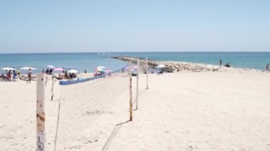 Haziran 2022 - El Campello, Alicante, İspanya. Sahildeki yeşil bayrak insanlara sorunsuz yüzebildiklerini göstermek için. Yüksek kaliteli FullHD görüntüler
