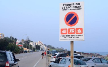 Ağustos 2021 - Benajarafe, Malaga. Sahilin yanındaki yolda park levhası yok. Kamp karavanı yasak. Yüksek kalite fotoğraf