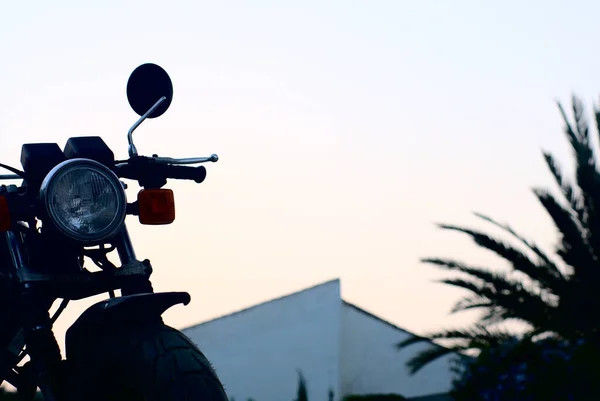 Motorbike Parking Sunset Background Silhouette Motobike Building Palm Tree Trip — Stock Photo, Image