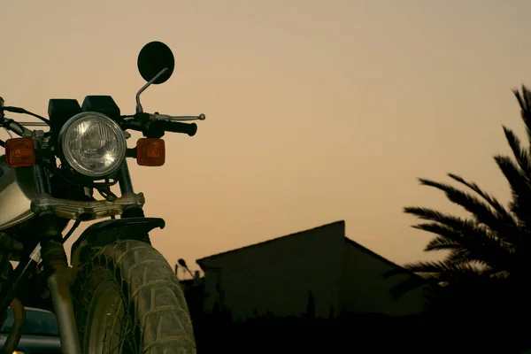 Motorbike Parking Sunset Background Silhouette Motobike Building Palm Tree Trip — стоковое фото