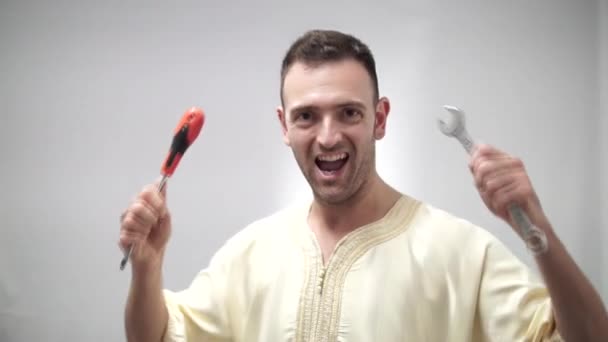 Homem Com Ferramentas Reparação Retrato Artesão Árabe Com Chave Fenda — Vídeo de Stock