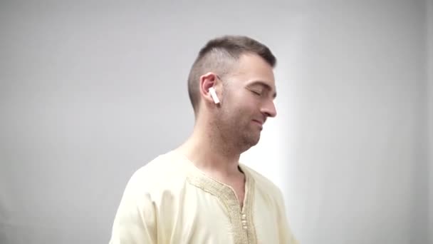 Happy Arab Guy Dancing Studio Listening Earphones Music Favorite Track — Vídeo de Stock