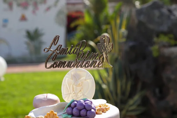 Copo Lado Bolo Casamento Celebração Batismo Uma Mesa Branca Contra — Fotografia de Stock